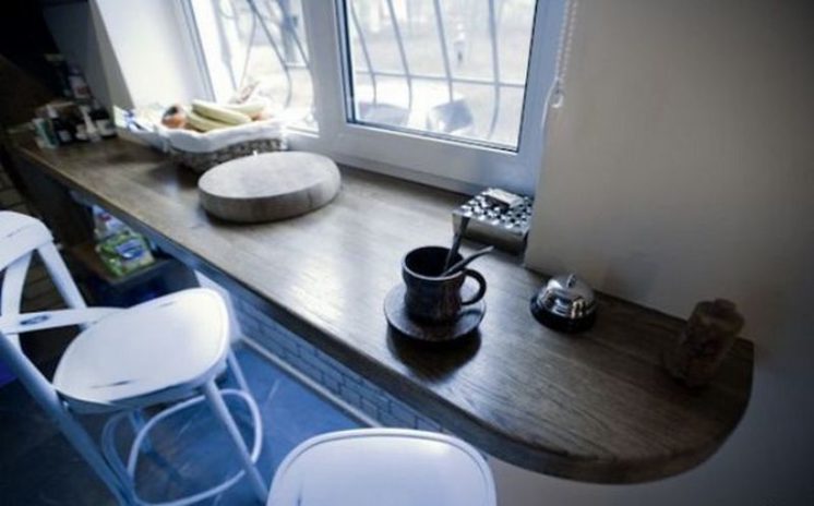 Подоконник, используемый в качестве столешницы на кухне, - это великолепная идея для небольшого пространства