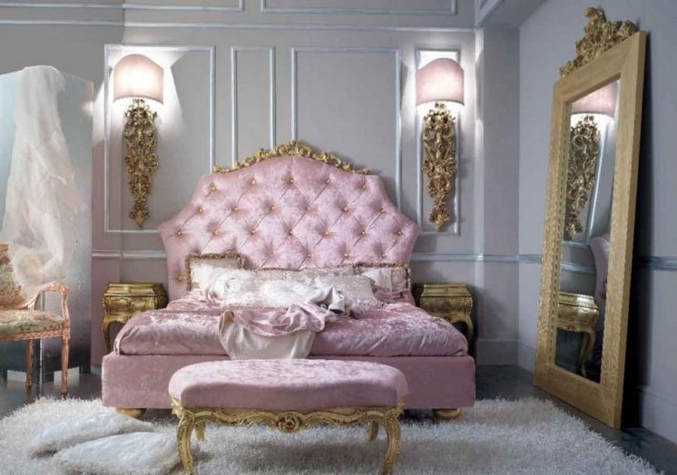 Центральным атрибутом спальни, как и полагается была большая кровать, украшенная резьбой, позолотой, балдахином и султаном из перьев